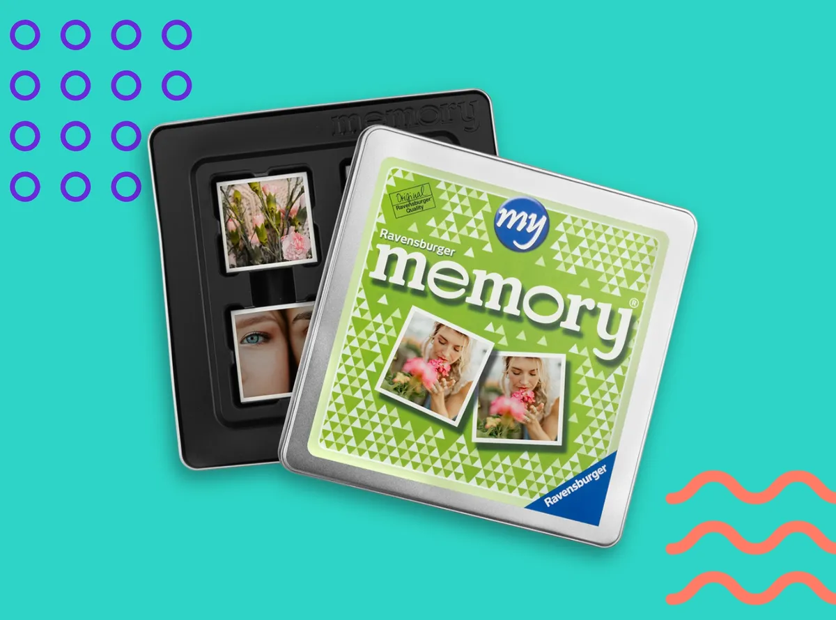 Ravensburger Foto-Memory mit persönlichen Fotos gestaltet, liegt auf einem türkisfarbenen Hintergrund