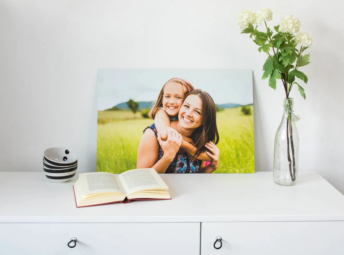Wandbild mit Mutter und Kind auf einer Wiese