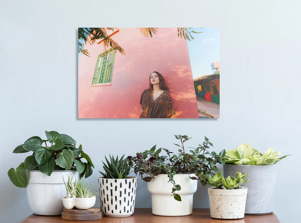 Sommerliches Foto von einer Frau vor einer roten Wand