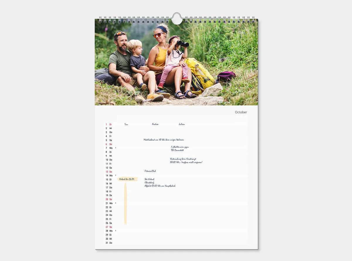 Familienplaner. Mutter umarmt ihren Sohn.