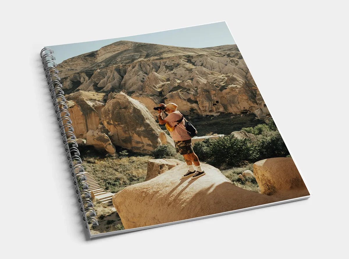 Fotobuch Spiralbindung A5 hoch | Wanderer steht mit Kamera in den Bergen und fotografiert die Landschaft