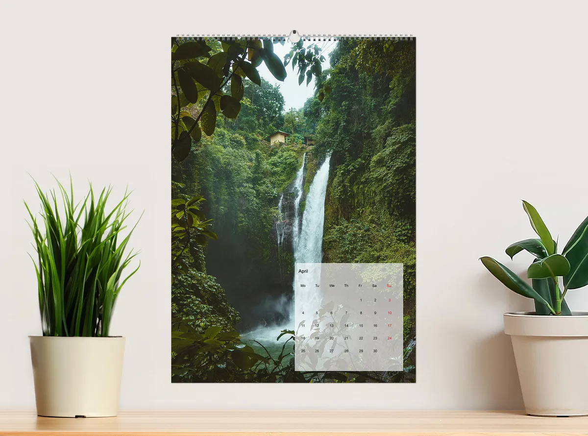 Fotokalender an der Wand