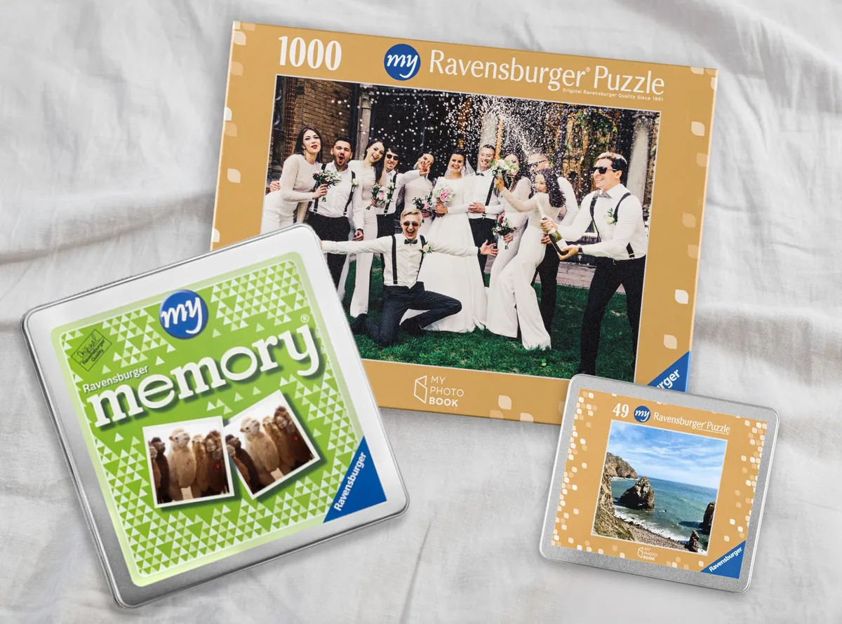 Freundeskreis sitzt zusammen und spielt Karten